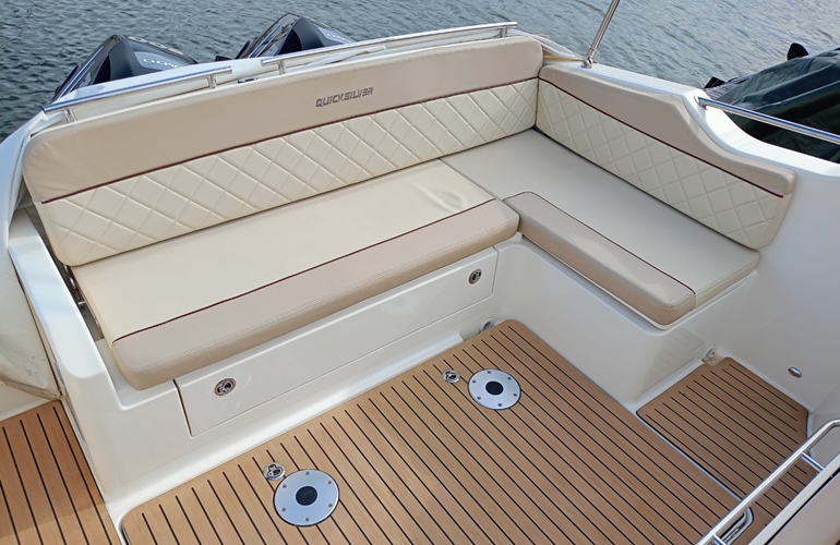 Quicksilver-875-Sundeck-8