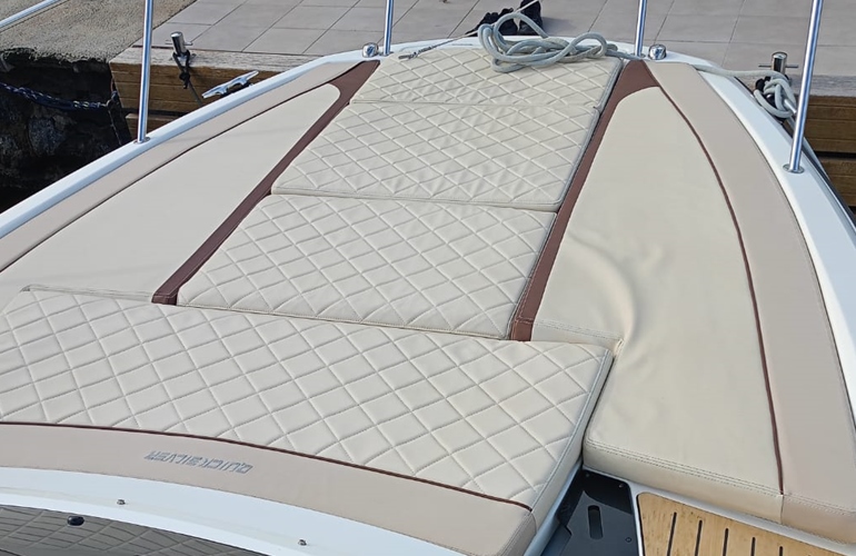 Quicksilver-875-Sundeck-3