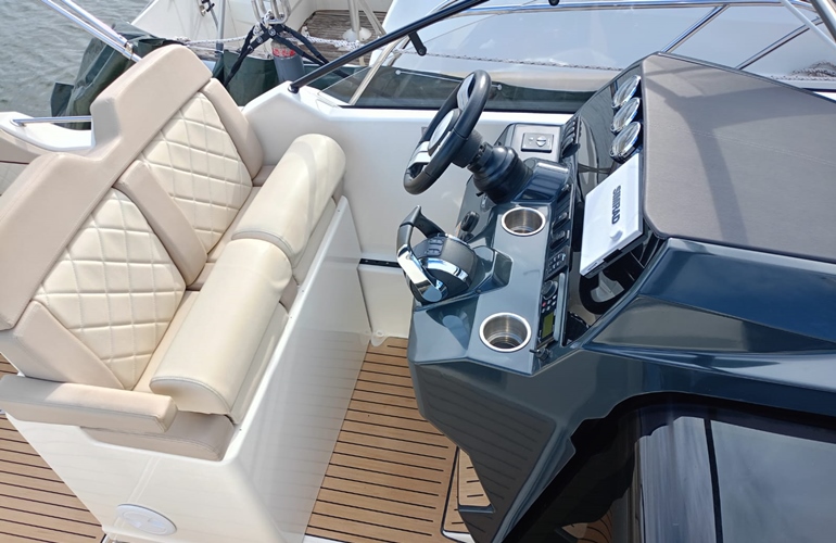 Quicksilver-875-Sundeck-4
