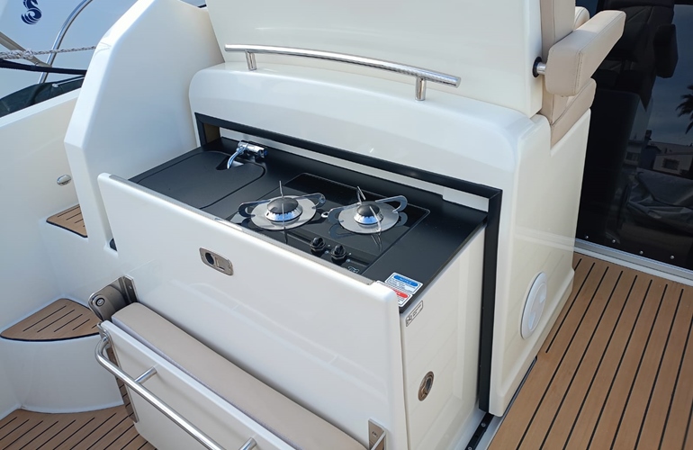 Quicksilver-875-Sundeck-9
