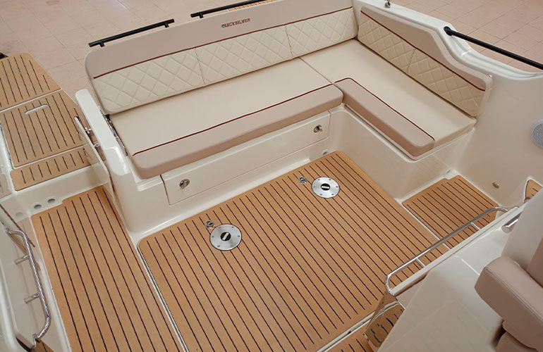 Quicksilver Activ 875 Sundeck-13