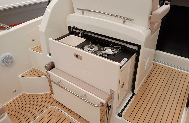 Quicksilver Activ 875 Sundeck-12