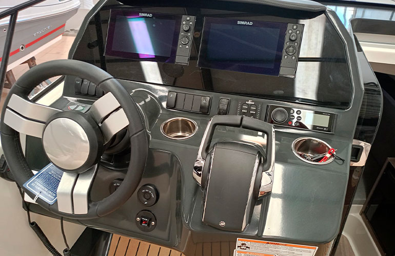 Quicksilver Activ 875 Sundeck-7
