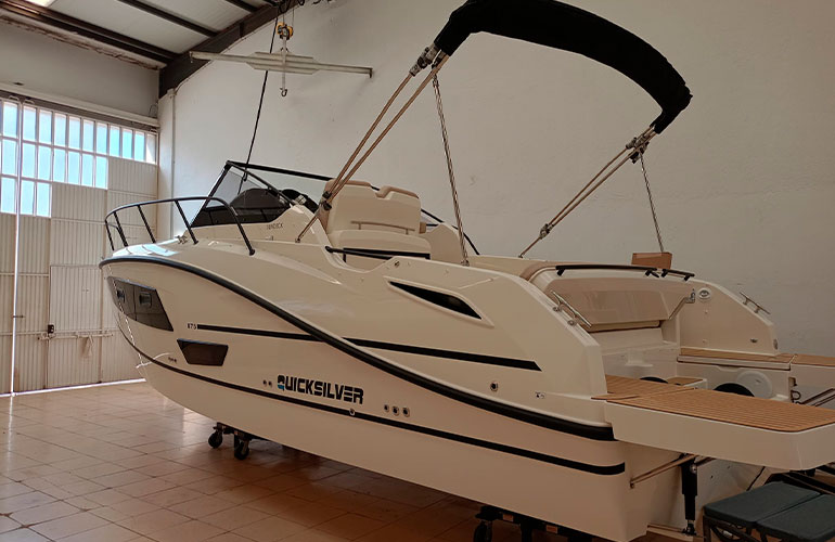 Quicksilver Activ 875 Sundeck-9