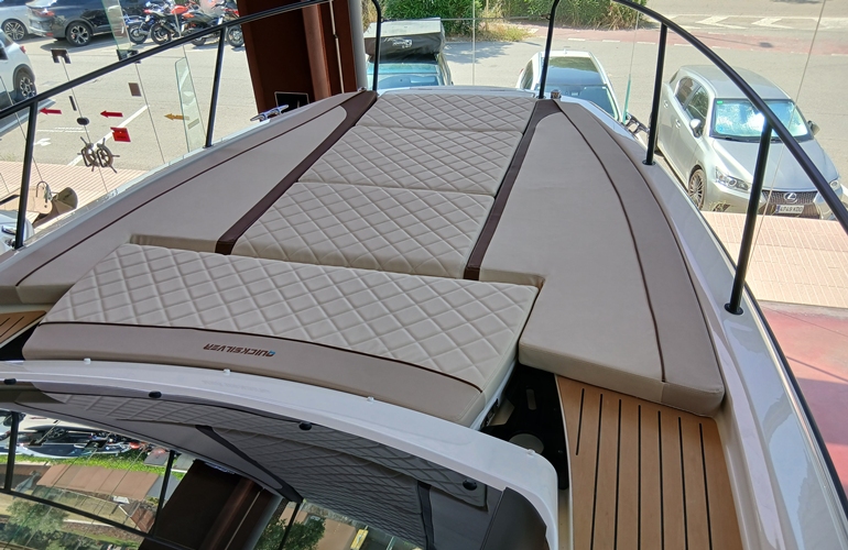 Quicksilver-875-Sundeck-3
