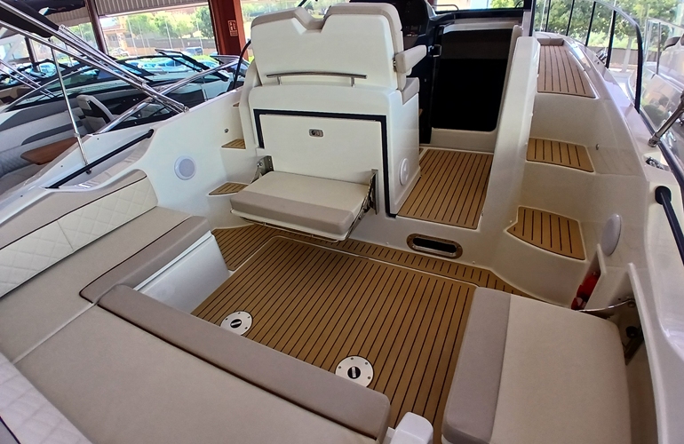 Quicksilver-875-Sundeck-16