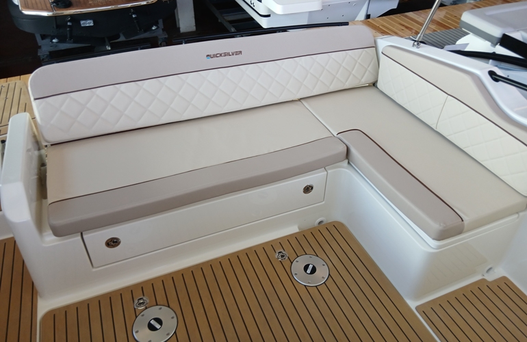 Quicksilver-875-Sundeck-9