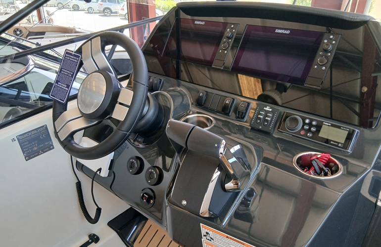 Quicksilver-875-Sundeck-4
