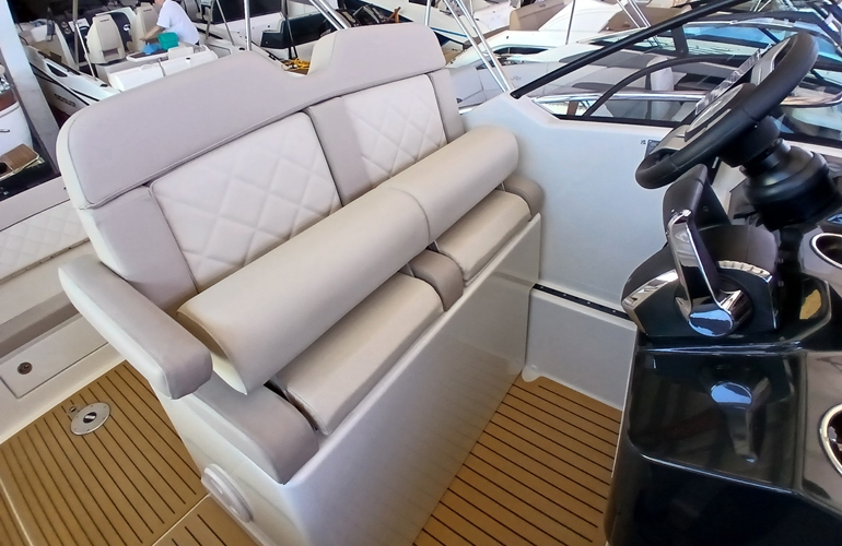 Quicksilver-875-Sundeck-6