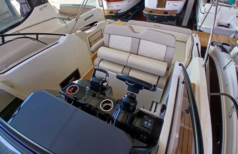 Quicksilver-875-Sundeck-5