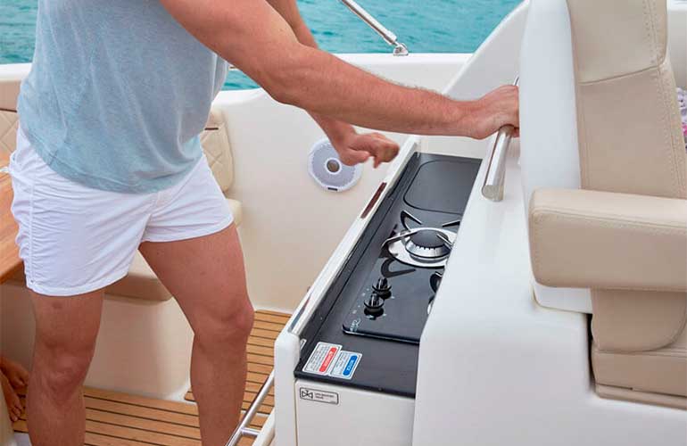 Quicksilver Activ 875 Sundeck-16