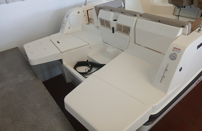 Quicksilver-755-Sundeck - 12