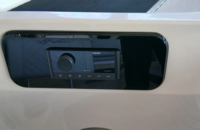 Sea Ray-230-SDX-stock-5