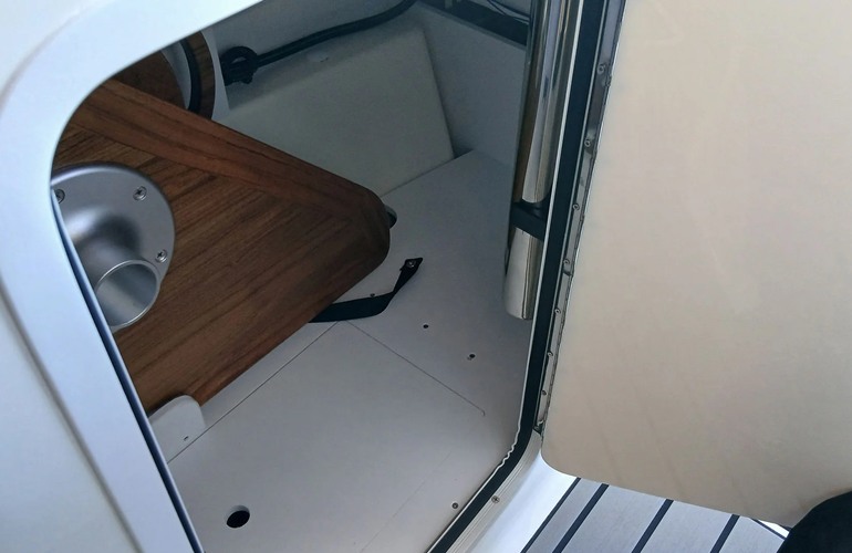 Sea Ray-230-SDX-stock-10