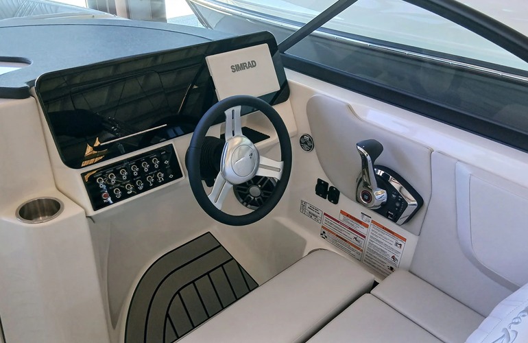 Sea Ray-230-SDX-stock-3