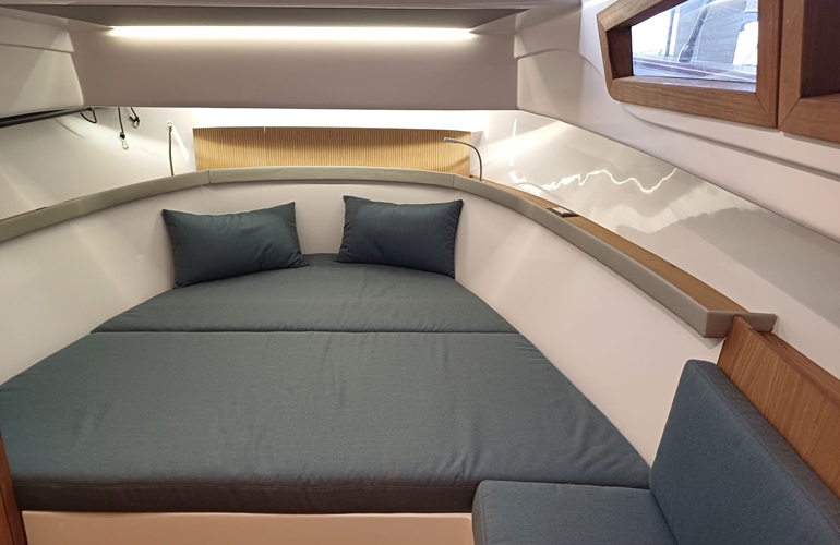Mimi- 9.5-Cabin-11