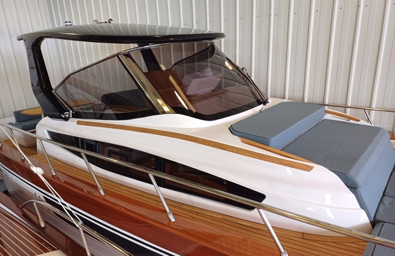 Mimi- 9.5-Cabin-4