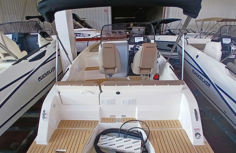 Quicksilver-605-Sundeck-10