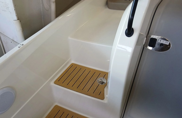 Quicksilver-605-Sundeck-11