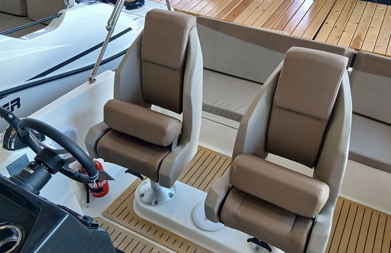 Quicksilver-605-Sundeck-13