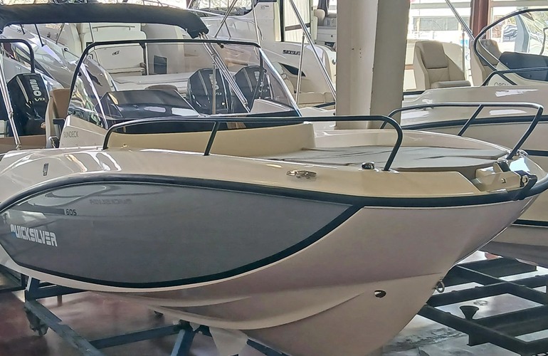 Quicksilver-605-Sundeck-2