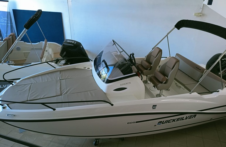 Quicksilver-605-Sundeck-4
