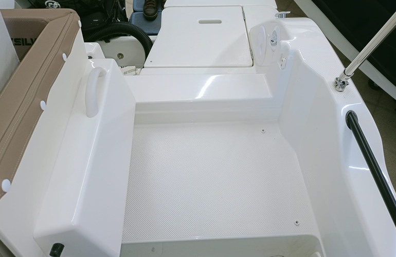 Quicksilver-605-Sundeck-11
