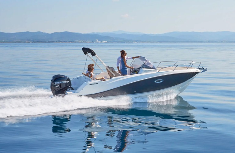 Quicksilver-675-Sundeck-2