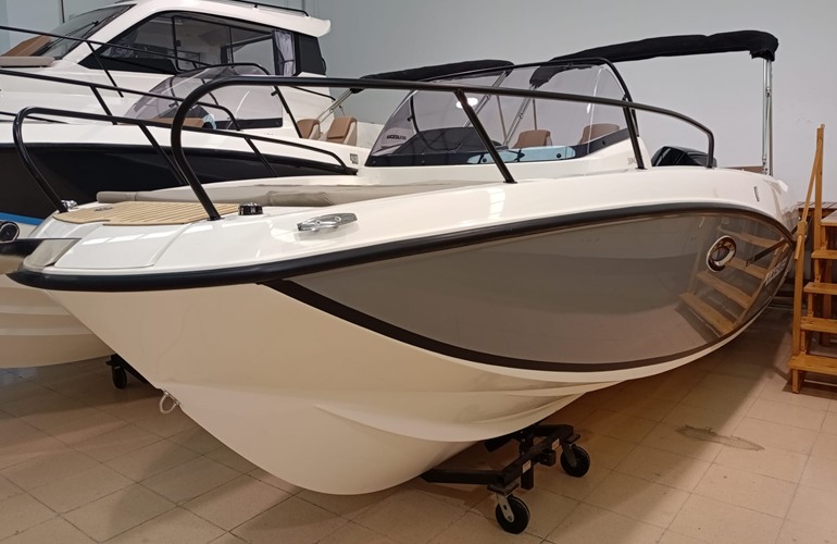 Quicksilver-675-Sundeck-1