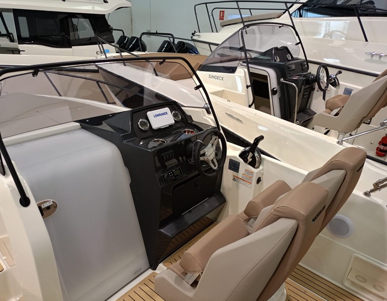 Quicksilver-675-Sundeck-5