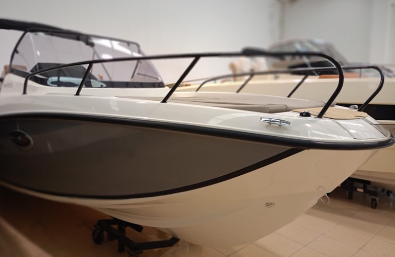 Quicksilver-675-Sundeck-3