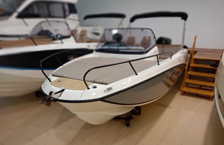 Quicksilver-675-Sundeck-2