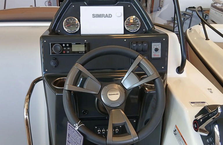 Quicksilver-755-Sundeck-6