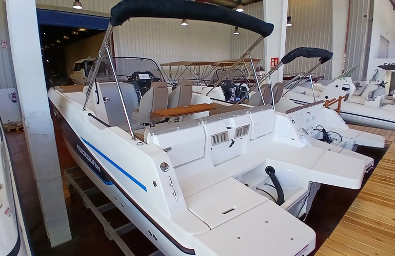 Quicksilver-755-Sundeck-11