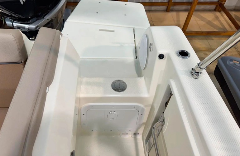 Quicsilver-755-Sundeck-10