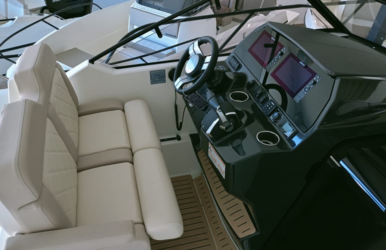 Quicksilver-875-Sundeck-6