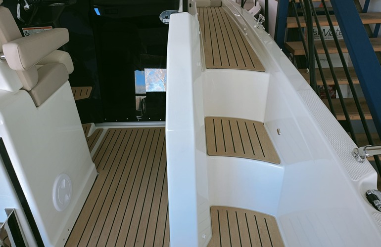 Quicksilver-875-Sundeck-16