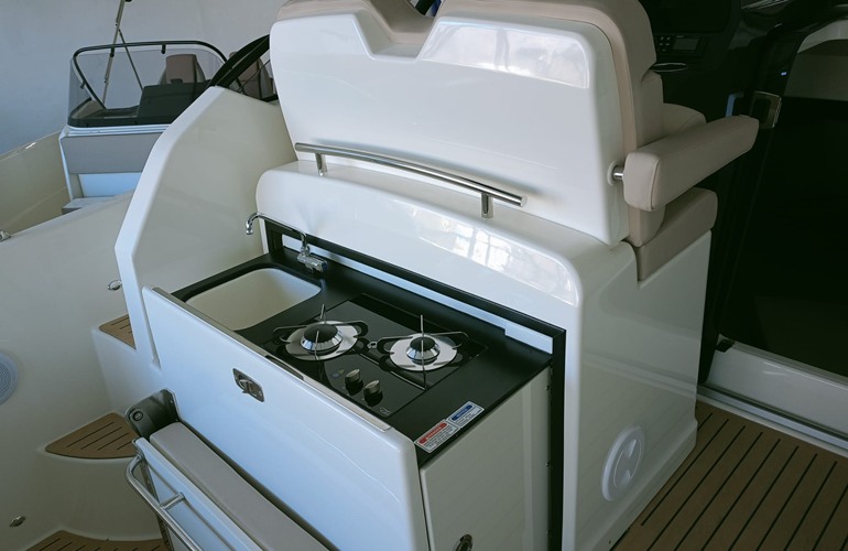 Quicksilver-875-Sundeck-11