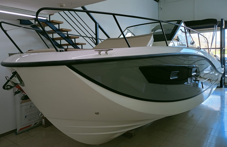 Quicksilver-875-Sundeck-1