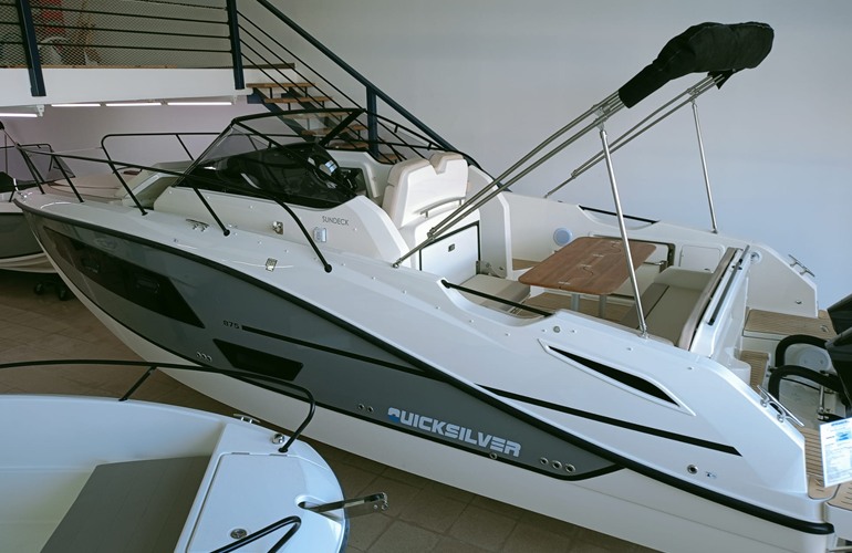 Quicksilver-875-Sundeck-2
