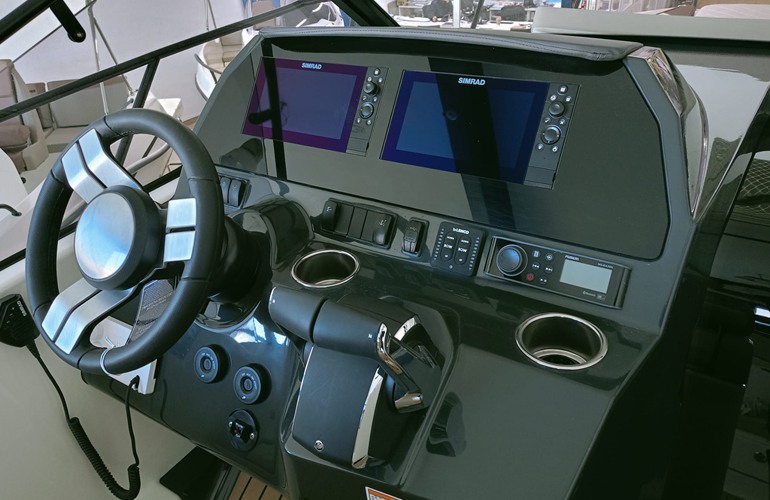 Quicksilver-875-Sundeck-4