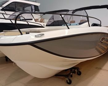 Quicksilver-675-Sundeck-1